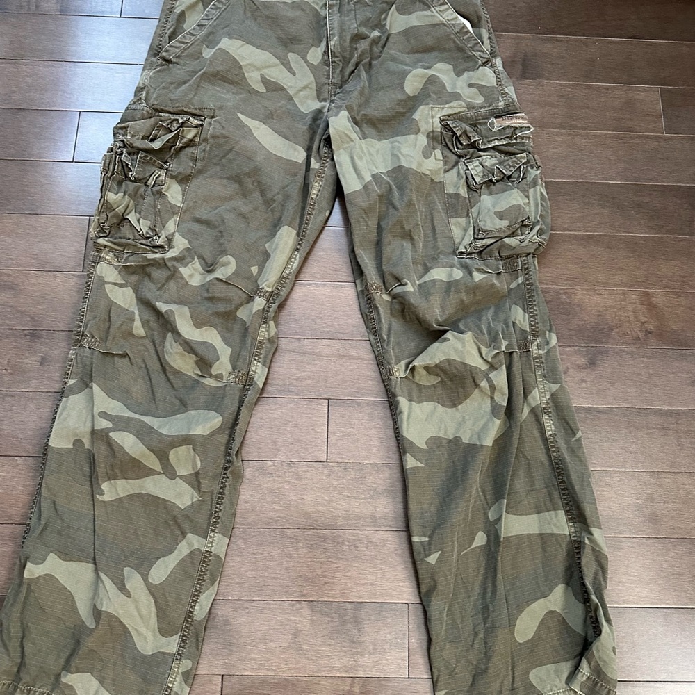 Aeropostale Men's Green Camouflage Cargo Pants